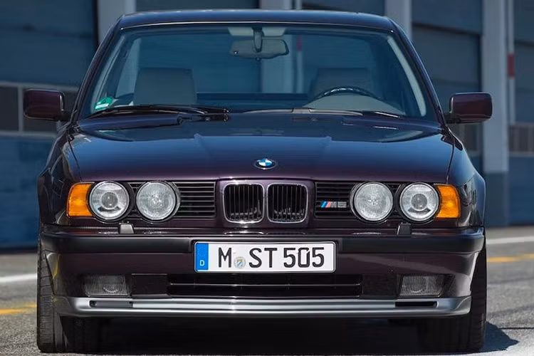  BMW M5 bản E34 Là thế hệ nối tiếp ngay sau thế hệ M5 nguyên bản đầu tiên nên E34 nhận được sự yêu mến đặc biệt của cộng đồng mê xe BMW M. Vẫn là động cơ S38 3.5 lít với 6 xy-lanh thẳng hàng nhưng được tinh chỉnh và bổ sung thêm những thành phần quan trọng, giúp tăng công suất lên 311 mã lực. Đồng thời có thêm lựa chọn động cơ S38 3.8 lít với công suất 335 mã lực, giúp M5 E34 trở thành xe sedan 4 cửa mạnh nhất thế giới lúc bấy giờ.