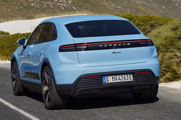 Kết hợp với cản trước được tinh chỉnh nhẹ, góc tiếp phía trước tối đa là 17,5 độ, giúp giảm hơn nữa nguy cơ trầy xước gầm xe. Thương hiệu cũng ra mắt thêm các trang bị mới cho xe như tùy chọn màu Slate Grey Neo mới trong bảng màu và mâm xe hợp kim Macan S 20 inch.