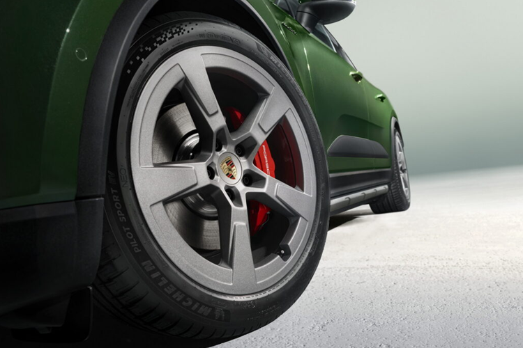 Cả Macan và Macan 4S đều được trang bị hệ thống treo khí nén thích ứng tiêu chuẩn và bộ giảm chấn điều khiển điện tử (PASM) với tùy chọn đánh lái bánh sau. Ngoài ra, Macan 4S AWD còn được trang bị hệ thống Quản lý lực kéo của Porsche điều khiển điện tử, có thể tùy chọn tích hợp với Porsche Torque Vectoring Plus.