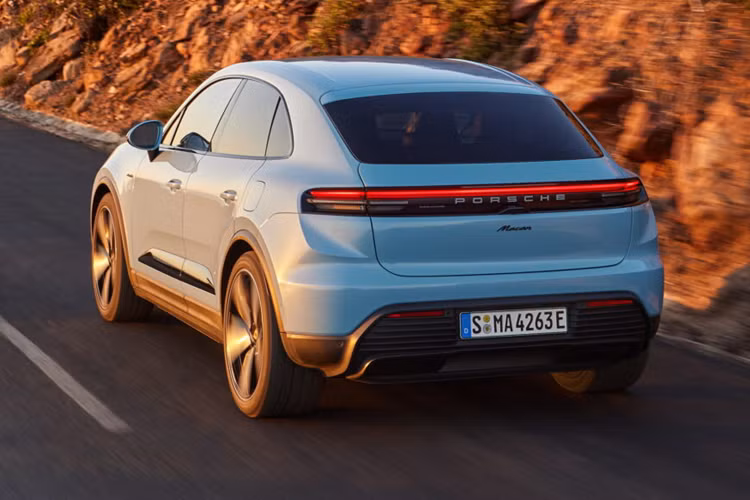 Hệ thống Porsche Driver Experience đã được cập nhật đồ họa và hình ảnh động mới cho màn hình. Ứng dụng mới cho phép người lái điều chỉnh màu nền của màn hình và ánh sáng xung quanh để phù hợp với màu sắc bên ngoài của xe.