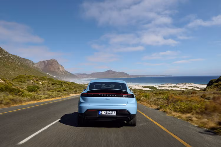 Cấu hình này cho phép xe tăng tốc nhanh chóng từ 0 – 97 km/h chỉ trong 3,9 giây, nhanh hơn 1 giây so với Macan 4 và chậm hơn 0,8 giây so với Macan Turbo. Tốc độ tối đa được giới hạn điện tử ở mức 240 km/h.