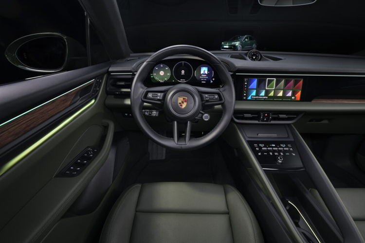 Giống như tất cả các phiên bản Porsche Macan chạy điện khác, xe được trang bị pin có cấu trúc PPE 800 volt hỗ trợ sạc DC lên tới 270 kW, cho phép sạc pin từ 10% đến 80% trong 21 phút.