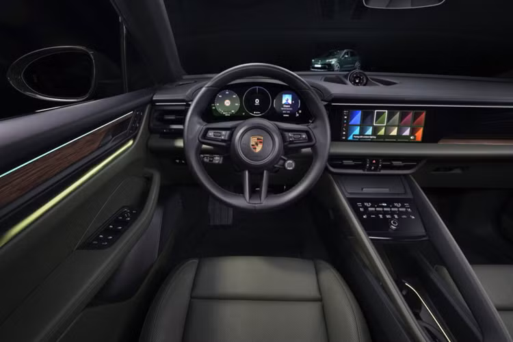 Giống như tất cả các phiên bản Porsche Macan chạy điện khác, xe được trang bị pin có cấu trúc PPE 800 volt hỗ trợ sạc DC lên tới 270 kW, cho phép sạc pin từ 10% đến 80% trong 21 phút.