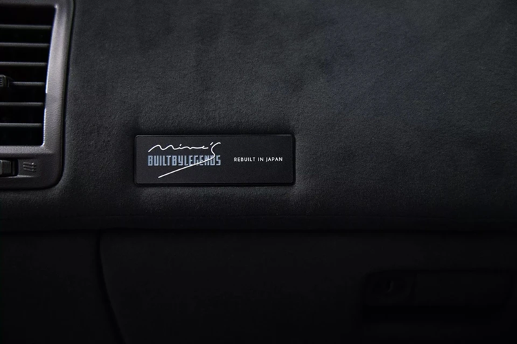 Logo của Built By Legends và Mine's có thể tìm thấy ở nhiều vị trí như bảng taplo, huy hiệu tại nắp khoang hành lý được làm từ chất liệu Titanium.