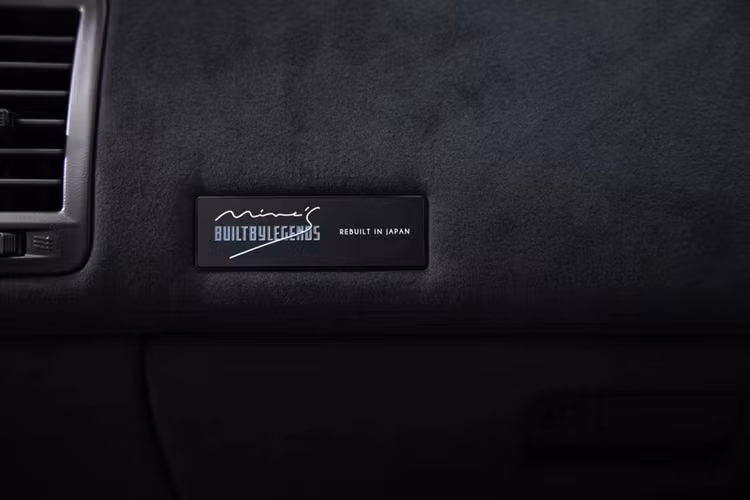 Logo của Built By Legends và Mine's có thể tìm thấy ở nhiều vị trí như bảng taplo, huy hiệu tại nắp khoang hành lý được làm từ chất liệu Titanium.