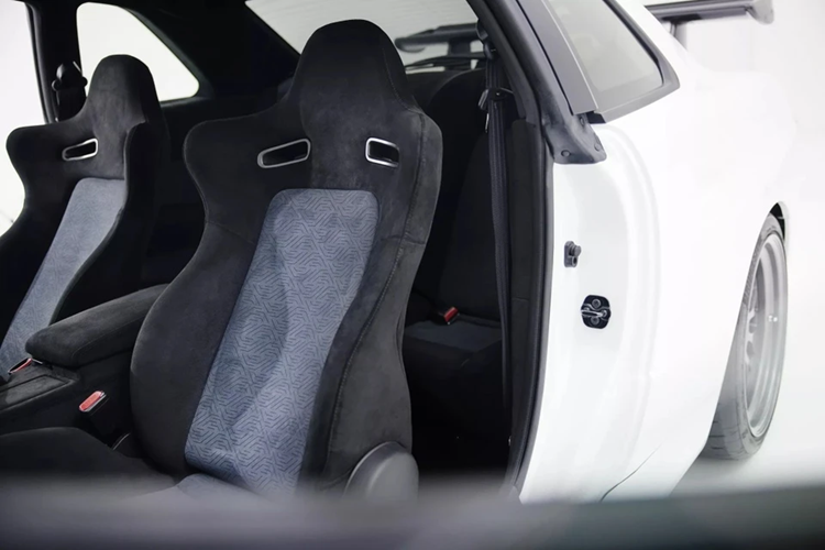 Khác với các gói độ thông thường, BBL vẫn sử dụng cơ cấu ghế thể thao nguyên bản của chiếc Skyline GT-R R34, bổ sung chất liệu bọc Ultrasuede mới.