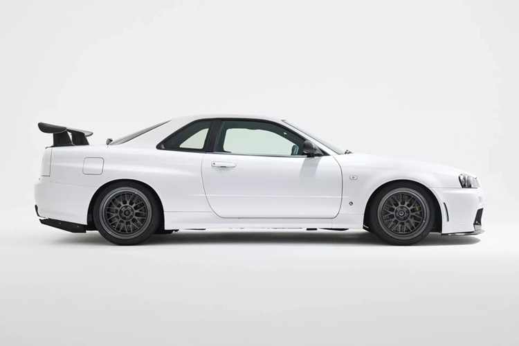 Khung gầm cũng được gia cố với hơn 400 điểm mối hàn bổ sung để tăng độ bền, đi kèm lớp phủ epoxy chống gỉ và được sơn xanh Navy đặc trưng của BBL. Ngoại thất của chiếc xe được sơn màu trắng Shiranami White Pearl 4 lớp.