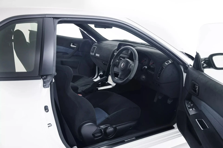 Bên cạnh ngoại thất, nội thất của chiếc Nissan Skyline GT-R R34 cũng được phục chế với vô lăng thể thao Mine's vát đáy bọc da Nappa và Alcantara.