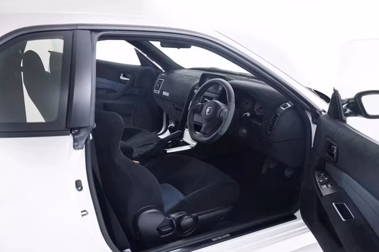 Bên cạnh ngoại thất, nội thất của chiếc Nissan Skyline GT-R R34 cũng được phục chế với vô lăng thể thao Mine's vát đáy bọc da Nappa và Alcantara.