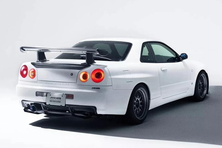 Cụ thể, hãng độ đến từ Nhật Bản đã thay thế nhiều chi tiết nguyên bản trên chiếc Nissan Skyline GT-R R34 huyền thoại với các phụ tùng chế tác bởi thương hiệu Mine's danh tiếng, bao gồm cả khối động cơ RB26.