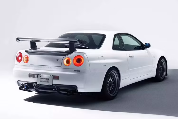 Cụ thể, hãng độ đến từ Nhật Bản đã thay thế nhiều chi tiết nguyên bản trên chiếc Nissan Skyline GT-R R34 huyền thoại với các phụ tùng chế tác bởi thương hiệu Mine's danh tiếng, bao gồm cả khối động cơ RB26.