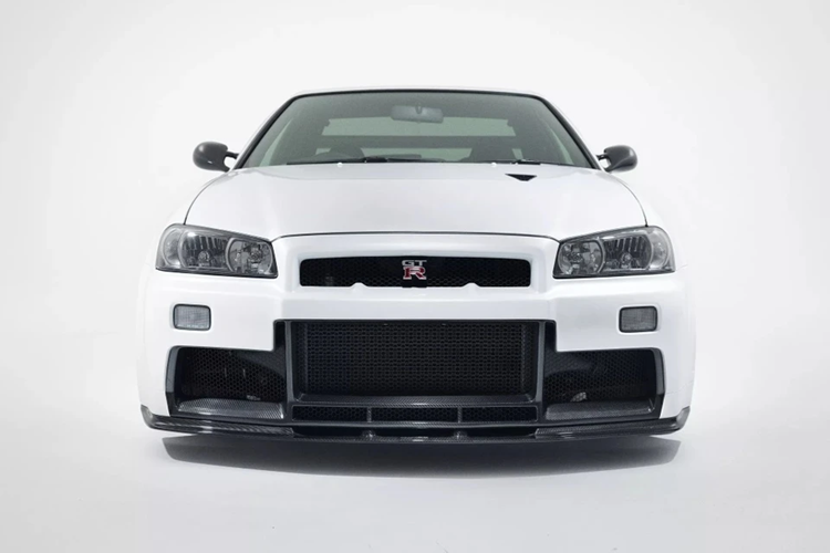 Số tiền của gói nâng cấp của Built By Legends lên đến 450.000 USD. Với mức bán lại trung bình, giá xe Nissan Skyline GT-R R34 tiêu chuẩn hơn 131.000 USD, tổng giá trị của chiếc xe có thể đạt 600.000 USD.