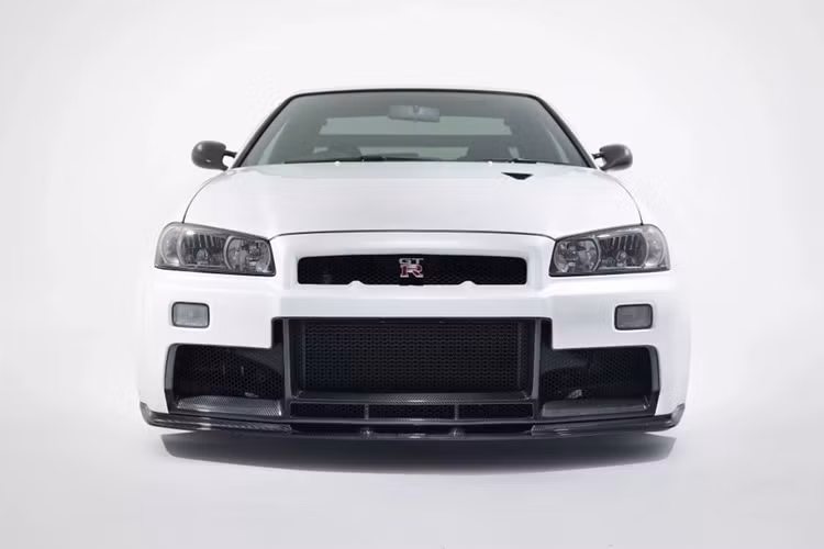 Số tiền của gói nâng cấp của Built By Legends lên đến 450.000 USD. Với mức bán lại trung bình, giá xe Nissan Skyline GT-R R34 tiêu chuẩn hơn 131.000 USD, tổng giá trị của chiếc xe có thể đạt 600.000 USD.