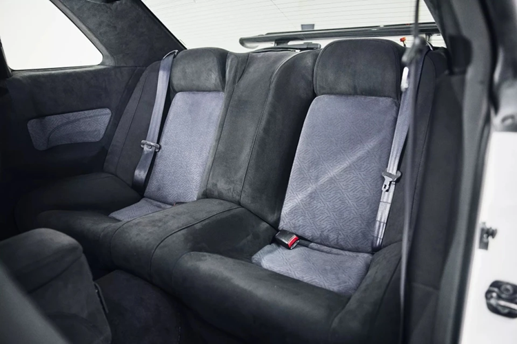 Hệ thống âm thanh hàng ghế sau được lược bỏ và ẩn đi để mang đến sự gọn gàng cho khoang nội thất.