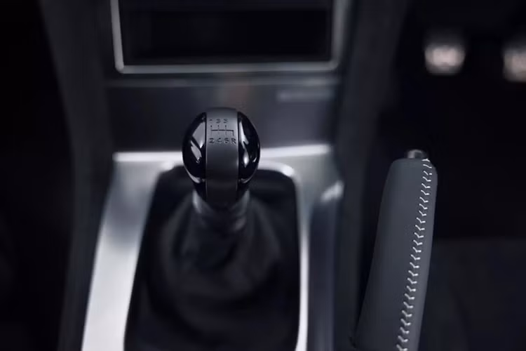 Đi kèm với động cơ này là hộp số sàn 6 cấp Getrag hiệu suất cao. Hãng độ cũng nâng cấp đồng hồ đo lưu lượng không khí và kim phun nhiên liệu từ chiếc Nissan GT-R R35.