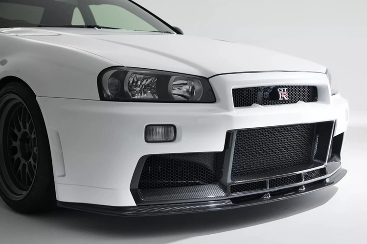 Toàn bộ phần cản trước được thay thế bởi thiết kế mới với hốc lấy gió và lưới tản nhiệt cỡ lớn và được làm từ chất liệu sợi carbon.