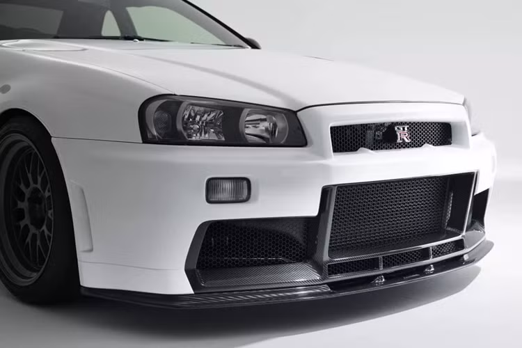 Toàn bộ phần cản trước được thay thế bởi thiết kế mới với hốc lấy gió và lưới tản nhiệt cỡ lớn và được làm từ chất liệu sợi carbon.