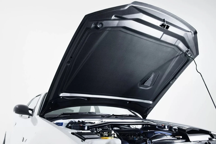 Đi kèm với phần cản trước bằng sợi carbon là nắp capo với 1 khe gió NACA và cửa hút gió động cơ cỡ lớn được làm từ chất liệu tương tự.