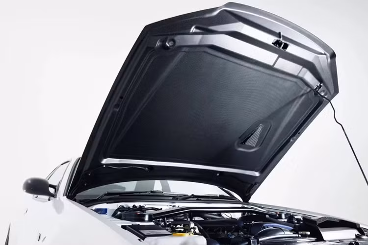 Đi kèm với phần cản trước bằng sợi carbon là nắp capo với 1 khe gió NACA và cửa hút gió động cơ cỡ lớn được làm từ chất liệu tương tự.