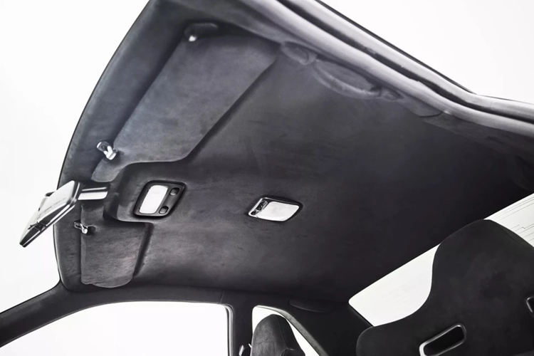 Kết hợp cùng Garage Yoshida, BBL đã lắp đặt thêm lớp cách âm và nhiệt sàn xe, ốp trần xe cao su Daiko với bề mặt bọc chất liệu Ultrasuede màu đen Black Fuji.