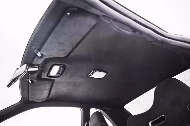 Kết hợp cùng Garage Yoshida, BBL đã lắp đặt thêm lớp cách âm và nhiệt sàn xe, ốp trần xe cao su Daiko với bề mặt bọc chất liệu Ultrasuede màu đen Black Fuji.