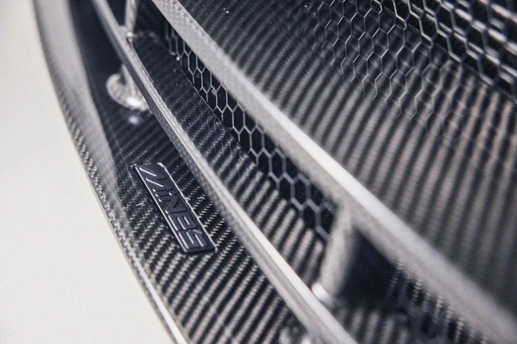 Phần rìa cản trước được lấy cảm hứng từ các mẫu xe đua thuộc phân hạng GT500 của giải All Japan Grand Touring Car Championship (JGTC).