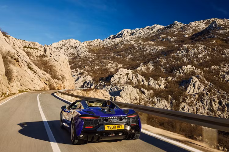 Đặc biệt hơn nữa, những ai đang sở hữu Artura coupe các đời 2023 và 2024 có thể nâng cấp động cơ miễn phí tại những đại lý McLaren gần nhất.