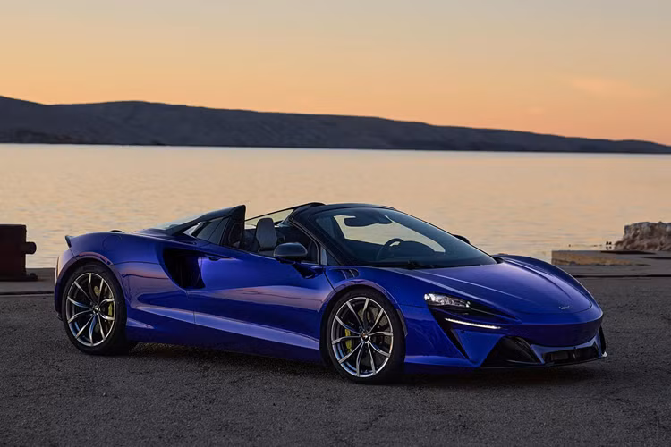 McLaren cho biết ghế thể thao Clubsport ôm sát thân người ngồi là trang bị tiêu chuẩn, nếu khách hàng không thích có thể đổi miễn phí sang loại ghế thoải mái hơn có sưởi, điều chỉnh điện với chức năng nhớ ghế. Artura cũng có tính năng sạc không dây tùy chọn và tất cả các biến thể hiện đều có cảnh báo chệch làn đường và nhận dạng biển báo đường bộ.