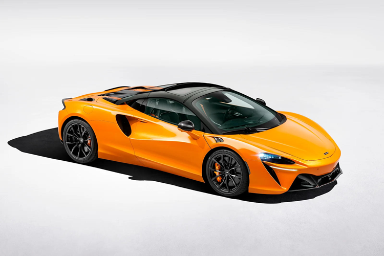 Hộp số ly hợp kép 8 cấp chứa mô-tơ điện bên trong giờ đây được cải tiến thêm để giảm thời gian chuyển số bớt đi 25% so với trước đây. Các kỹ sư McLaren đã tìm ra phương án tạo áp suất cho chất lỏng thủy lực trong hộp số đến ngưỡng lý tưởng, để quá trình chuyển số nhạy hơn khi được yêu cầu.