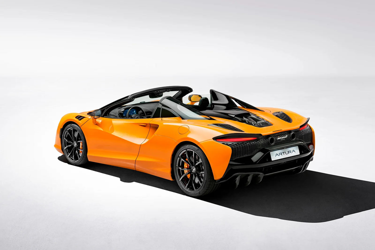 Mui tiêu chuẩn làm bằng chất liệu sợi carbon tổng hợp, ngoài ra còn có tùy chọn làm bằng kính điện thông minh có thể chuyển từ trạng thái trong suốt đến mờ đục (hãng tuyên bố chặn được 96% ánh sáng mặt trời) chỉ bằng một nút bấm. Phần mui có thể đóng/mở trong vòng 11 giây khi đứng yên và thực hiện được từ bên ngoài xe thông qua chìa khóa.