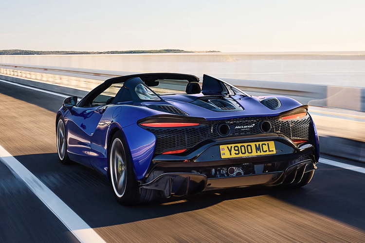 Bộ vi sai điều khiển điện tử trong hộp số sẽ phân bổ sức mạnh phù hợp giữa các bánh sau. Xe còn được trang bị sẵn tính năng “Spinning Wheel Pull-Away”, hiểu đơn giản là “hỗ trợ đốt lốp”.