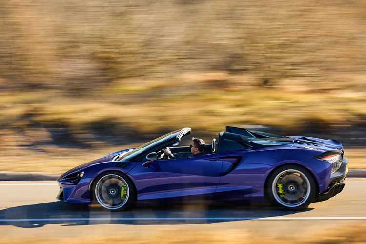 McLaren Artura Spider mui trần trang bị động cơ V6 tăng áp 3.0L kết hợp mô-tơ điện, cho tổng công suất lên đến 690 mã lực và đạt mô-men xoắn cực đại 720 Nm. So với bản Artura coupe trước đây, mẫu Spider mui trần có công suất cao hơn 19 mã lực còn mô-men xoắn giữ nguyên. Xe có thể tăng tốc 0-100 km/h trong vòng 3 giây chẵn.