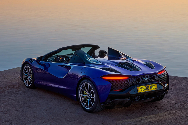 Kiểm soát hành trình thích ứng, giám sát điểm mù và phát hiện phương tiện cắt ngang phía sau cũng có sẵn. Các tiện ích bổ sung trang trí bằng sợi carbon mới cũng có sẵn. Mức giá xe McLaren Artura Spider 2024 khởi điểm từ 281.000 USD (6,9 tỷ đồng) và dự kiến giao đến tay những khách hàng sớm nhất vào khoảng giữa năm nay.