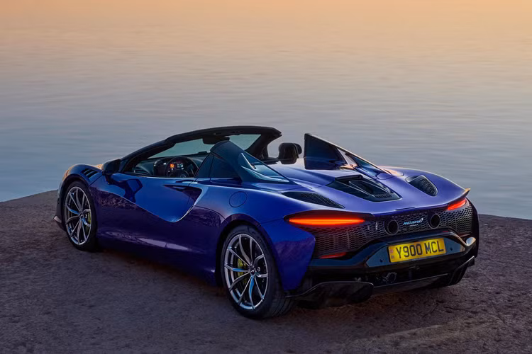 Kiểm soát hành trình thích ứng, giám sát điểm mù và phát hiện phương tiện cắt ngang phía sau cũng có sẵn. Các tiện ích bổ sung trang trí bằng sợi carbon mới cũng có sẵn. Mức giá xe McLaren Artura Spider 2024 khởi điểm từ 281.000 USD (6,9 tỷ đồng) và dự kiến giao đến tay những khách hàng sớm nhất vào khoảng giữa năm nay.