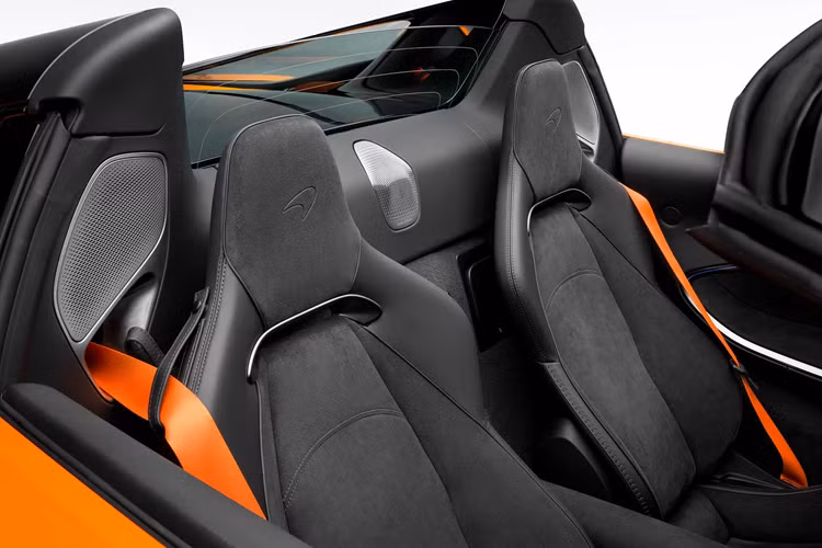 Khả năng xử lý của xe hứa hẹn được cải thiện nhờ các giá đỡ động cơ mới, giảm độ rung và độ ồn. McLaren cũng sửa đổi van điều tiết để hệ thống treo phản hồi nhanh hơn tới 90%.Cabin của Artura Spider giống như trên mẫu coupe hiện có, với vô-lăng đơn giản không có nút bấm phía trước một màn hình nhỏ hiển thị thông tin lái xe cần thiết.