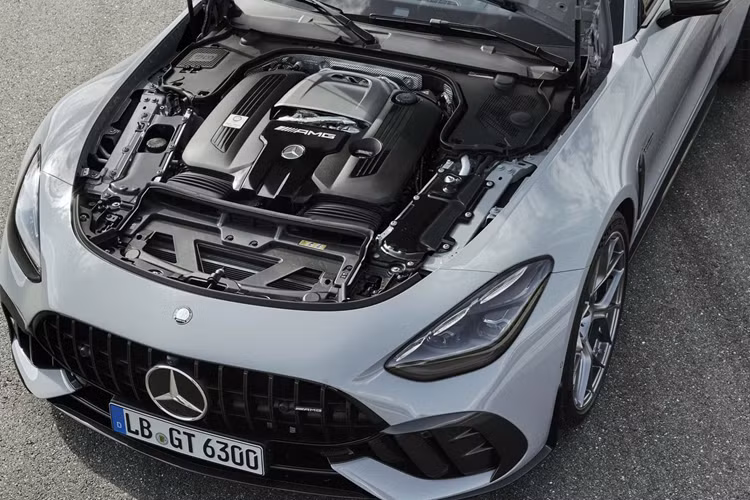 Nhìn chung, Mercedes cho biết họ đã loại bỏ lực nâng trục trước nặng 33 kg. Nhiều bộ làm lệch hướng không khí và các cánh tản nhiệt được gắn vào gầm xe cũng như một cánh cố định lớn ở phía sau, góp phần tạo thêm 15 kg lực ép trục sau.