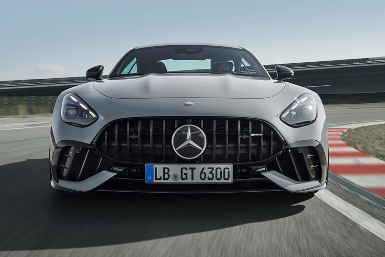 Theo Mercedes, tốc độ đó nhanh hơn nửa giây so với GT63 bình thường với tốc độ tối đa lên tới 317 km/h. Điều ấn tượng trên xe chính là thiết kế khí động học và khả năng làm mát đã được nâng cấp.