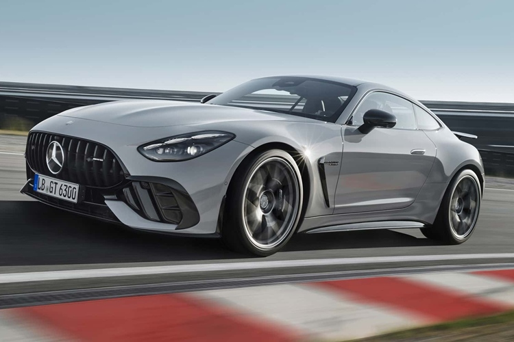 Ngoài ra XE còn có hệ thống lái bánh sau, ghế thể thao AMG Performance và một số trang trí sợi carbon khắp ngoại thất và nội thất. Mức giá xe Mercedes-AMG GT63 Pro 2025 dự định sẽ công bố ở buổi ra mắt tại Lễ hội tốc độ Goodwood vào cuối tuần này và dự kiến giao xe vào năm tới.