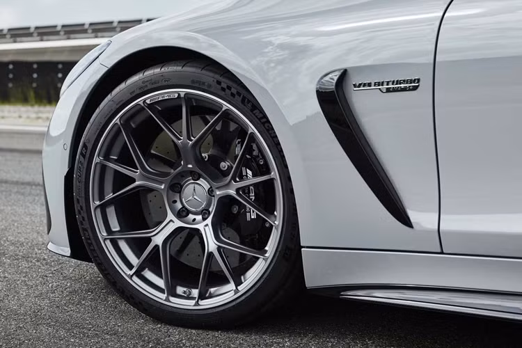 Phiên bản GT63 Pro được trang bị phanh gốm carbon làm tiêu chuẩn Với đĩa 16,5 inch và cùm phanh sáu piston, đây là bộ phanh gốm tiêu chuẩn lớn nhất của AMG đang được bán. Mặt sau của đĩa được làm từ titan, giúp giảm khối lượng của xe.