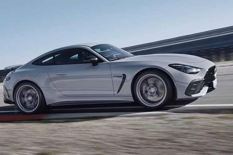 Mẫu xe thể thao Mercedes-AMG GT63 Pro 2025 có mức công suất tăng thêm 26 mã lực và mô-men xoắn cao hơn 50 Nm so với mẫu tiêu chuẩn. Động cơ V8 tăng áp kép 4.0 lít hiện tạo ra công suất 603 mã lực và mô-men xoắn 850 Nm, cho phép xe tăng tốc 0 – 96 km/h trong 3,1 giây và tăng tốc 0 – 200 km/h chỉ trong 10,9 giây.