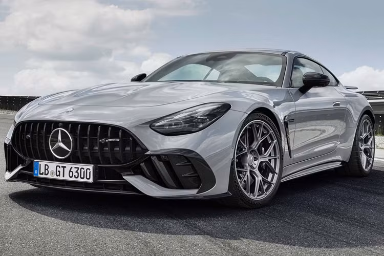  Mercedes-Benz GT63 Pro 2025 mới sở hữu hiệu năng ấn tượng hơn, các chi tiết thiết kế khí động học được cải thiện và quan trọng nhất là hệ thống làm mát bổ sung cho động cơ và hệ dẫn động bốn bánh.