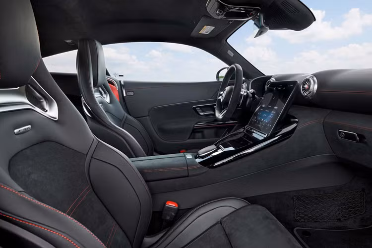 Phần cản trước của GT63 Pro được thiết kế lại với nhiều cánh gió hơn và cửa hút gió lớn hơn. Ngoài ra xe còn có một bộ điều khiển luồng không khí ở mũi xe để kiểm soát không khí đi qua dựa trên tốc độ và nhu cầu làm mát.