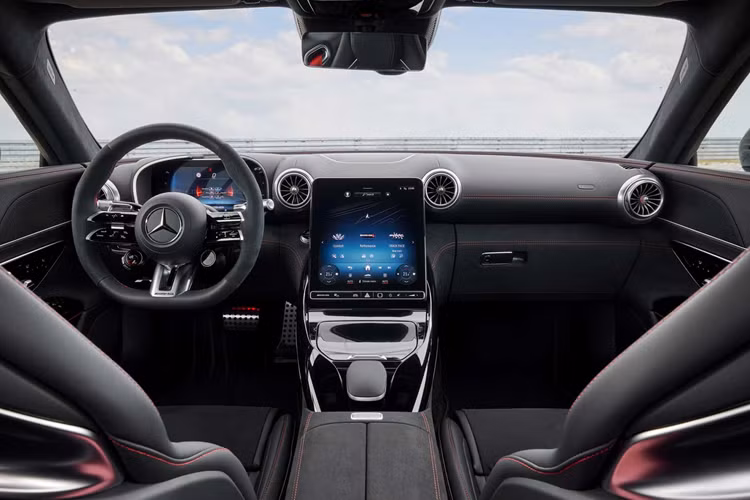 Khối động cơ có hai bộ tản nhiệt tăng cường mới được gắn ở vòm bánh trước để tăng hiệu quả làm mát cho khối động cơ của xe. Hai bộ vi sai và hộp chuyển số cũng có bộ tản nhiệt riêng cùng với máy bơm nước để duy trì hiệu suất của hệ thống AWD trong những chặng đường dài.