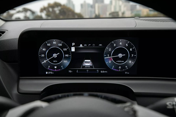 Điều này khiến nhiều khách hàng thất vọng. Sự an ủi duy nhất là phiên bản Seltos S không tăng giá thêm 100 USD. Bên cạnh những thay đổi đã nói, Kia còn đề cập đến “nội thất được nâng cấp về vật liệu và nhiều cải tiến giúp nâng cao trải nghiệm lái xe”.