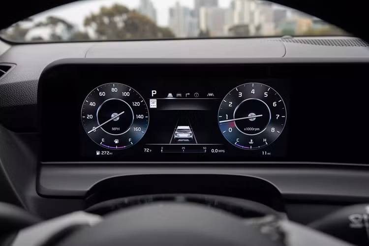 Điều này khiến nhiều khách hàng thất vọng. Sự an ủi duy nhất là phiên bản Seltos S không tăng giá thêm 100 USD. Bên cạnh những thay đổi đã nói, Kia còn đề cập đến “nội thất được nâng cấp về vật liệu và nhiều cải tiến giúp nâng cao trải nghiệm lái xe”.