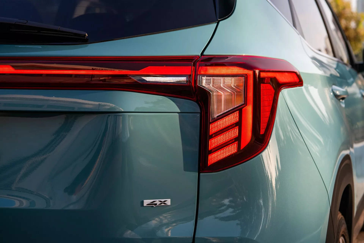 Những khách hàng muốn có hiệu năng tốt hơn có thể lựa chọn các cấu hình SX hoặc X-Line. Chúng dùng động cơ tăng áp 1.6L cho công suất 195 mã lực và mô-men xoắn 264 Nm, kết nối với hộp số tự động 8 cấp và hệ dẫn động 4 bánh được trang bị tiêu chuẩn giúp xe đạt tốc độ 100 km/h trong 8,4 giây.