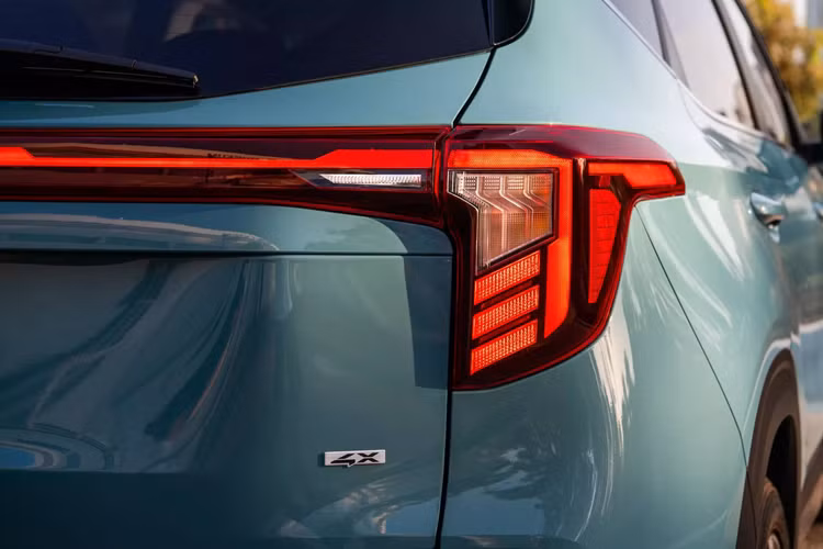 Những khách hàng muốn có hiệu năng tốt hơn có thể lựa chọn các cấu hình SX hoặc X-Line. Chúng dùng động cơ tăng áp 1.6L cho công suất 195 mã lực và mô-men xoắn 264 Nm, kết nối với hộp số tự động 8 cấp và hệ dẫn động 4 bánh được trang bị tiêu chuẩn giúp xe đạt tốc độ 100 km/h trong 8,4 giây.