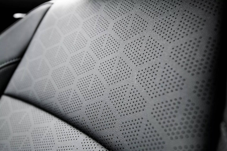 Ngoài ra, mẫu xe SUV Kia Seltos EX AWD 2025 còn có thêm miếng che hành lý ở khoang sau, nhằm giúp tách biệt khu vực này với phần ghế ngồi của hành khách tốt hơn, tránh việc đồ đạc bị va đập trong trường hợp xe đi vào địa hình không bằng phẳng.