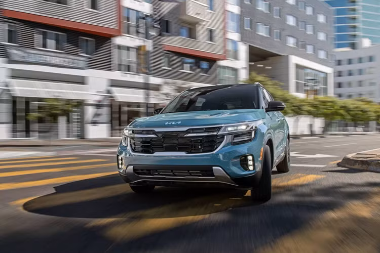 Phiên bản này được trang bị cảnh báo khoảng cách lùi đỗ xe và cửa sau thông minh. Những thay đổi này cũng áp dụng cho cấu hình Seltos SX hàng đầu, trong khi đó, phiên bản EX được trang bị cửa sổ trời mới. Cấu hình Kia Seltos S có giá từ 25.090 USD (640 triệu đồng), sở hữu mâm hợp kim 17 inch mới với 2 tông màu.