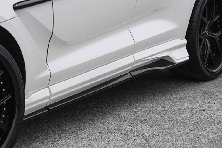 Bộ bodykit “Sports Line Black Bison Edition” được làm bằng nhựa ABS và có thể tùy chọn kết hợp với các tùy chọn mâm xe độ ấn tượng. Chiếc xe trong bài hiện đang được trang bị bộ mâm xe có kích thước 24 inch của Wald được sơn màu đen.